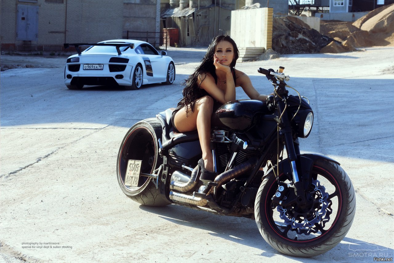 Sexy model Brunettes on a motorcycle in Bocaro Steele City