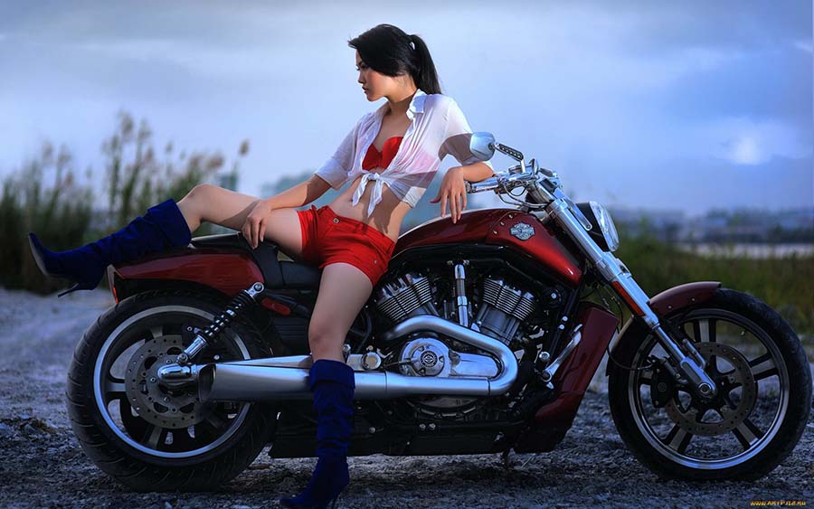 Beautiful girls and motorcycles in Bocaro Steele City
