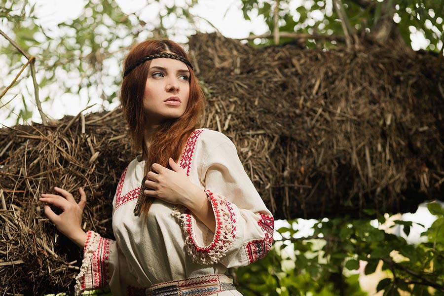 Women in Slavic costumes in Bocaro Steele City