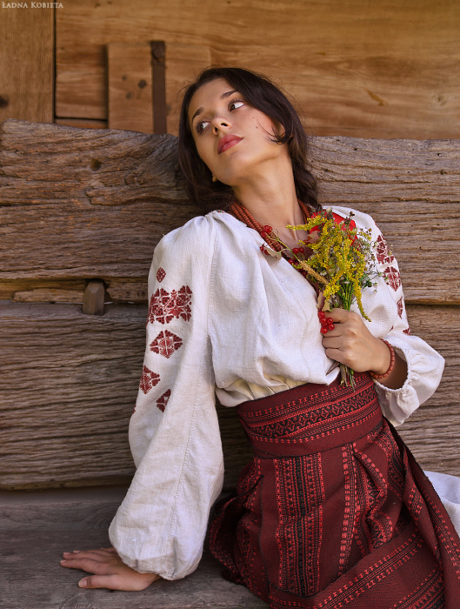 Girls in Slavic costumes in Bocaro Steele City