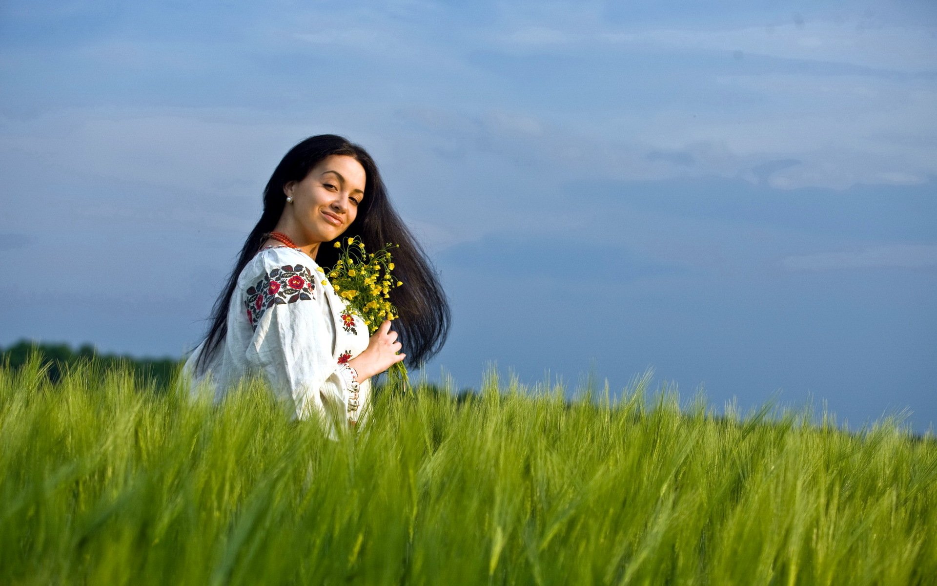 Girls in Slavic costumes in Bocaro Steele City
