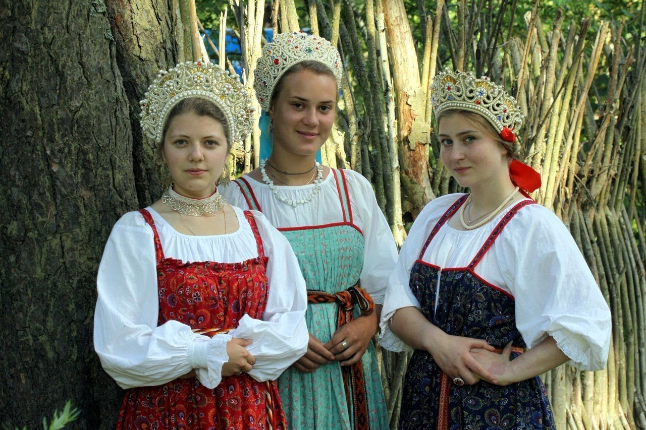 Sexy model Girls in Slavic costumes in Bocaro Steele City